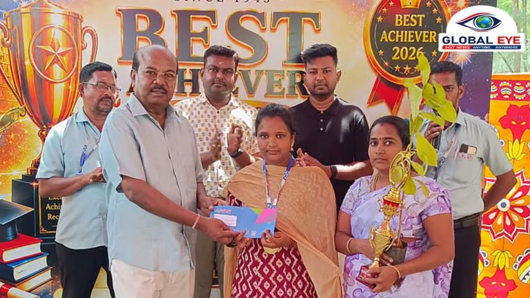 பொதுத்தேர்வில் சாதனை: மாணவ-மாணவிகளுக்கு வடிவேல் கிராக்கர்ஸ் கல்வி உதவித்தொகை வழங்கல்!