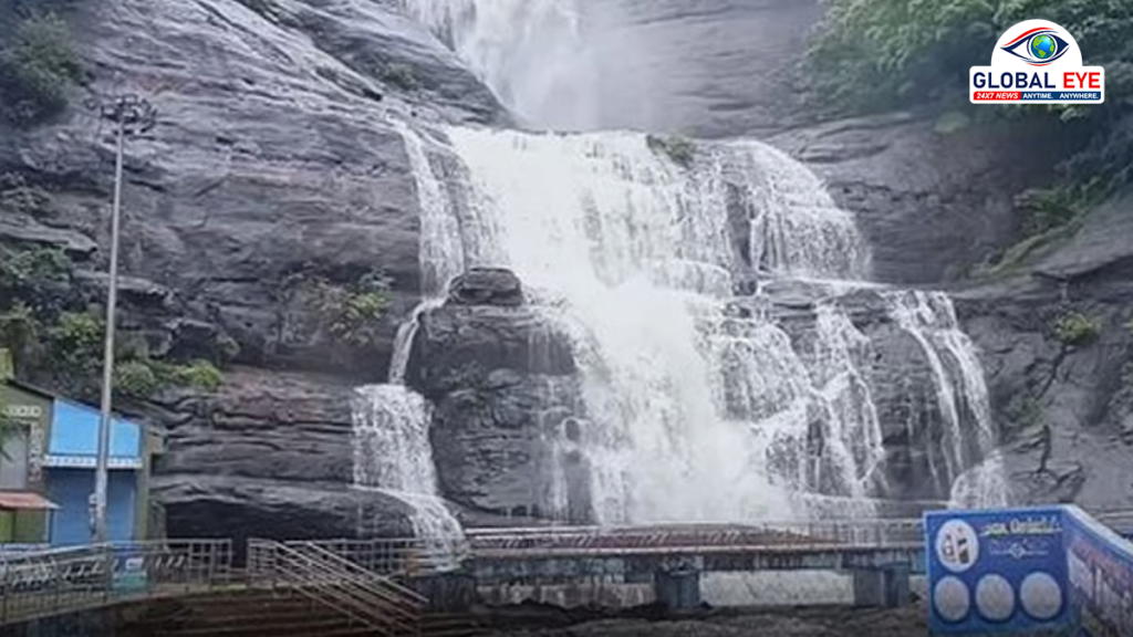 குற்றாலம் அருவியில் மீண்டும் குளிக்கத் தடை: சுற்றுலாப் பயணிகள் ஏமாற்றம்!