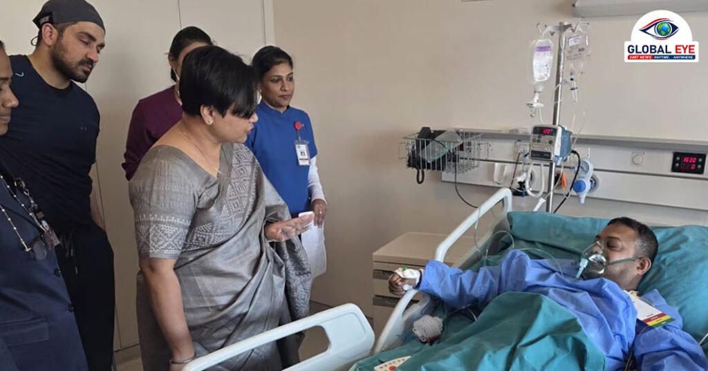 குவைத் தீ விபத்து: பாதிக்கப்பட்ட இந்தியர்களை நேரில் சந்தித்து ஆறுதல் கூறிய இந்தியத் தூதர் பரமிதா திரிபாதி!