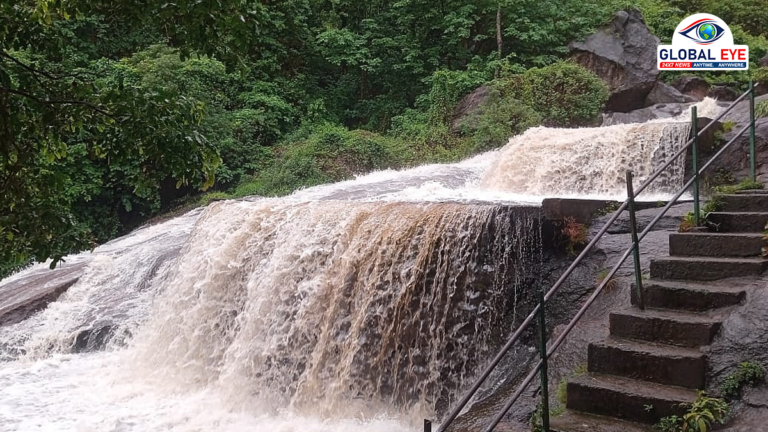 வால்பாறையில் தீவிரமடையும் தென்மேற்குப் பருவமழை: பிர்லா அருவிக்குச் செல்ல சுற்றுலாப் பயணிகளுக்குத் தடை!