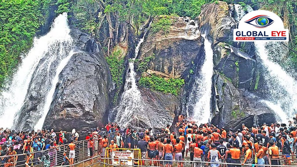 குற்றால அருவிகளில் கொட்டும் தண்ணீர்: வார விடுமுறை தினத்தில் அலைமோதிய கூட்டம் – சுற்றுலா பயணிகள் உற்சாக குளியல்!