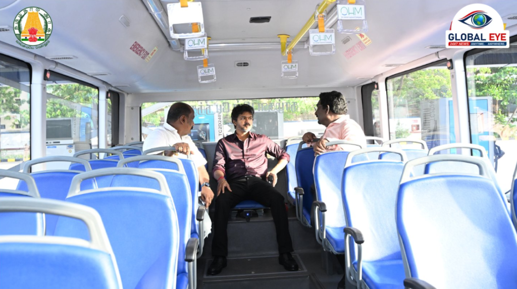 “சாமானியப் பயணிகளின் வசதிகளே முக்கியம்!” – வியாசர்பாடி பணிமனையில் மின்சாரப் பேருந்திற்குள் நேரடியாகச் சென்று அதன் நவீன வசதிகளைப் பார்வையிட்டு ஆய்வு செய்த மாண்புமிகு முதலமைச்சர் திரு. ச. ஜோசப் விஜய்!