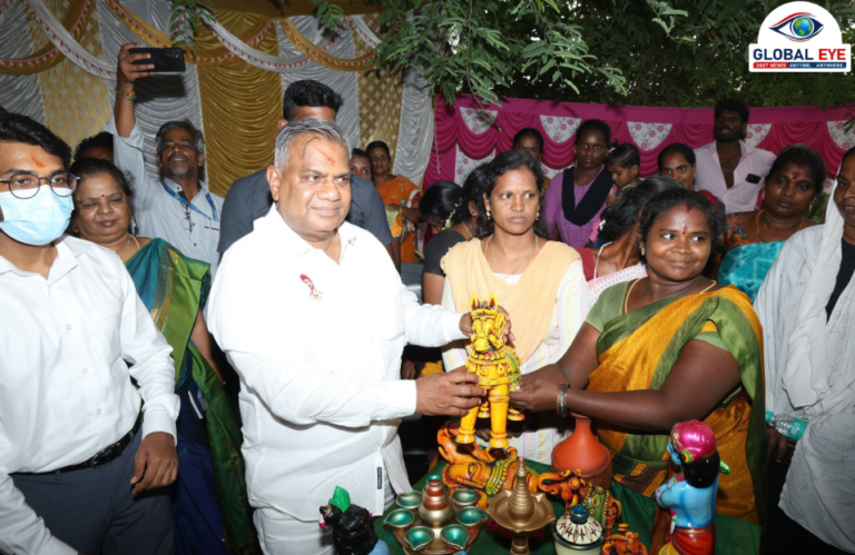 மகளிர் சுய உதவிக்குழுக்களின் பொருளாதார முன்னேற்றத்திற்குத் தாராள நிதியுதவி! தென்னமாதேவி சுடுமண் சிற்பக்குழுவினருடன் அமைச்சர் புஸ்ஸி ஆனந்த் நேரில் கலந்துரையாடல்!