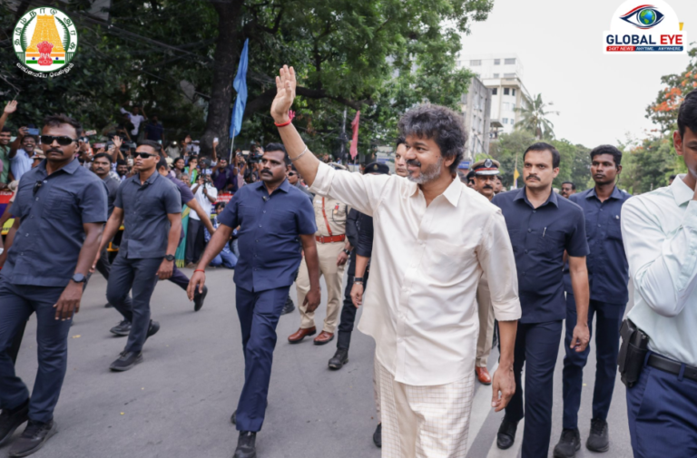 வேட்டி சட்டையில் கம்பீரமாக வந்த மாண்புமிகு முதலமைச்சர் திரு. ச. ஜோசப் விஜய்! – எழும்பூரில் திரண்ட மக்கள் ஆவாரவாரம் ‘Semma Vibe’!