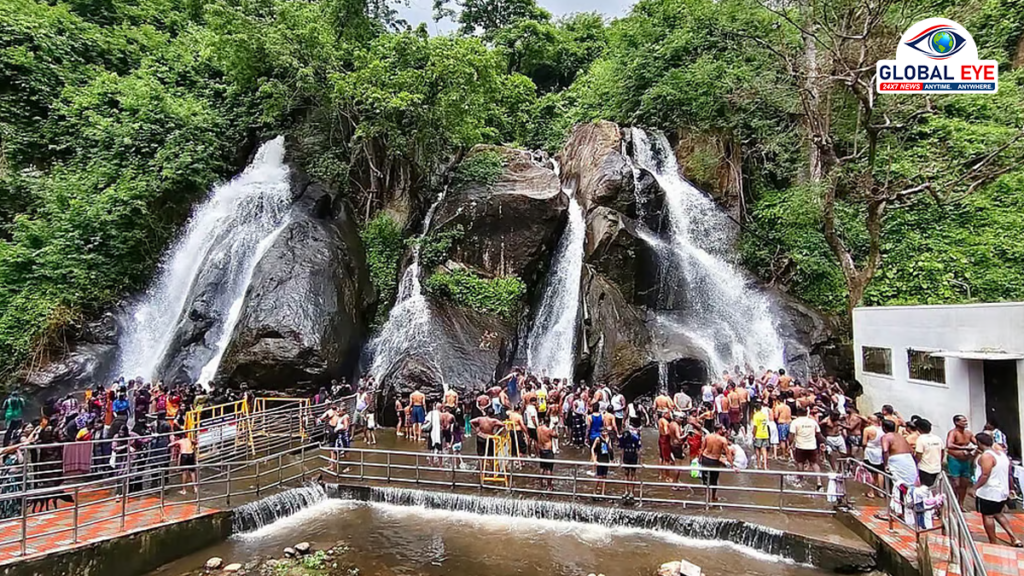 குற்றால அருவிகளில் அலைமோதும் சுற்றுலா பயணிகள் கூட்டம்: குளு குளு சாரலால் மக்கள் மகிழ்ச்சி!