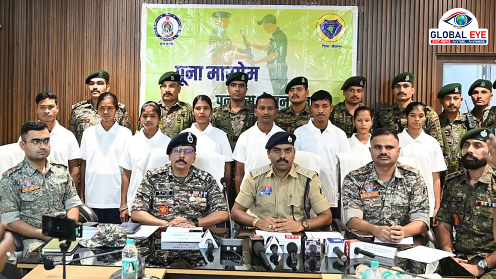 வன்முறைப் பாதையைக் கைவிட்டுத் திரும்பிய 8 நக்சலைட்கள்: ஆயுதங்களுடன் சத்தீஸ்கரில் அதிரடி சரணடைவு!