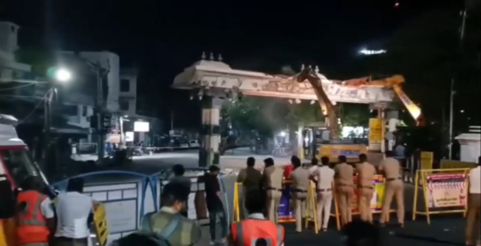 மதுரையில் நள்ளிரவில் அதிரடி! போக்குவரத்து நெரிசலைக் குறைக்க ‘பெரியார் தோரண வாயில்’ வளைவு இடித்து அகற்றம்!