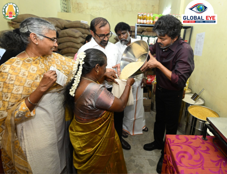 மக்களோடு முதலமைச்சர் – சென்னை எம்.கே.பி. நகர் கூட்டுறவு நியாய விலைக்கடையில் பயனாளிகளுக்கு அரிசி மற்றும் அத்தியாவசியப் பொருட்களை நேரடியாக வழங்கினார் மாண்புமிகு முதலமைச்சர் திரு. ச. ஜோசப் விஜய்!