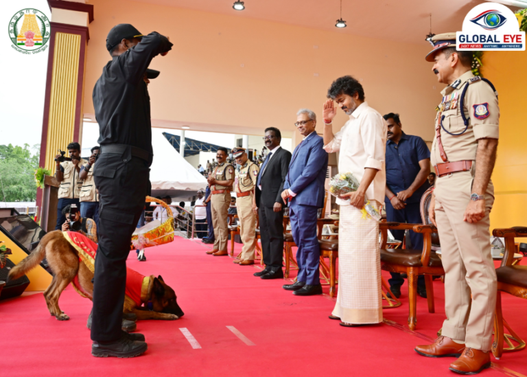 🐕💐 சினிமாவையும் மிஞ்சிய மெய்சிலிர்க்கும் நிஜக் காட்சி! – முதலமைச்சர் தளபதி விஜய்க்கு பூங்கொத்து கொடுத்து Salute அடித்த காவல்துறை மோப்ப நாய்!