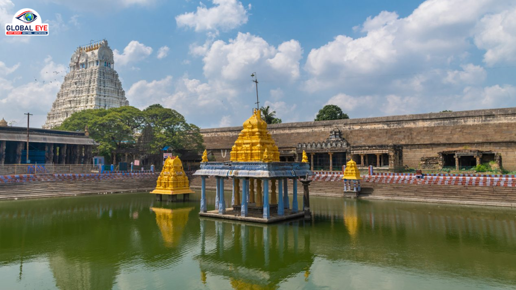 இறைவன் முன் அனைவரும் சமம்: காஞ்சிபுரம் வரதராஜ பெருமாள் கோயிலில் தீர்த்த விநியோகத்தில் பாகுபாடு காட்ட சென்னை உயர்நீதிமன்றம் தடை