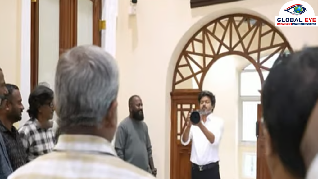 புகைப்படக் கலைஞர்களைத் தனது போனில் வீடியோ எடுத்து மகிழ்ந்த முதலமைச்சர் விஜய்!