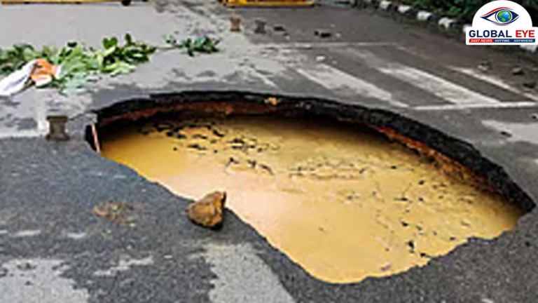 டெல்லியில் வெளுத்து வாங்கிய கனமழை: சாலையில் திடீரென உருவான ராட்சத பள்ளத்தால் பொதுமக்கள் அதிர்ச்சி!