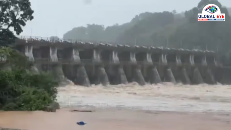 கேரளாவில் கனமழை எதிரொலி: சிவப்பு எச்சரிக்கை விடுக்கப்பட்ட மாவட்டங்களில் கல்வி நிறுவனங்களுக்கு விடுமுறை அறிவிப்பு!