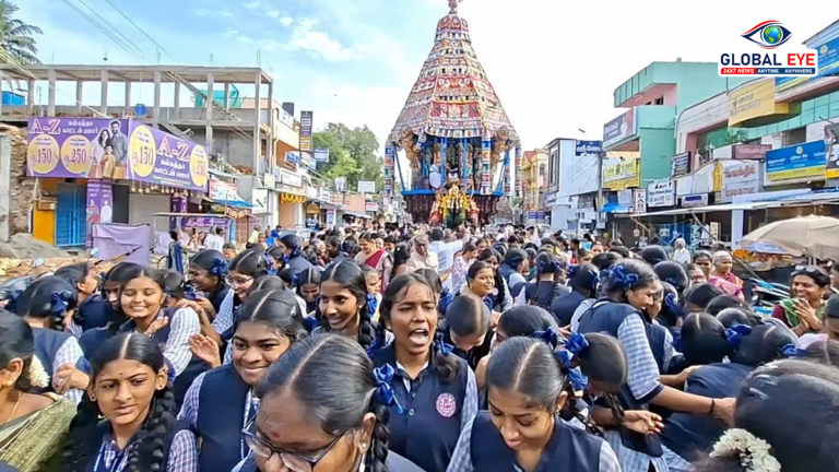 வில்லியனூர் திருக்காமேஸ்வரர் கோயில் ஆடிப்பூர தேரோட்டம்: தேரை வடம்பிடித்து இழுத்த பள்ளி மாணவர்கள்