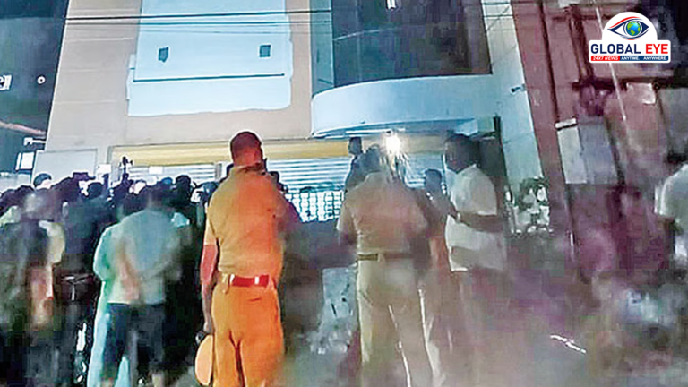 கோவையில் திடீரென அசைந்த 3 மாடி கட்டிடம்: அதிர்ச்சியில் 200 தொழிலாளர்கள் வெளியேற்றம்; அதிகாரிகள் தீவிர ஆய்வு