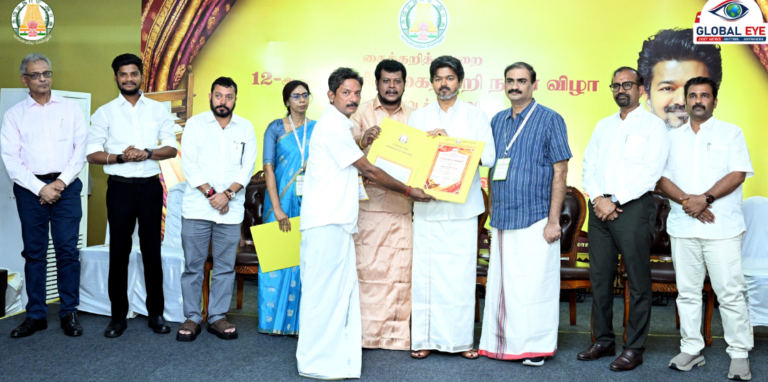 கைத்தறித் துறையில் சாதனை படைத்த நெசவாளர்களுக்கு விருது மழை: 11 பேருக்கு ₹22.25 இலட்சம் காசோலைகளை வழங்கினார் முதல்வர் ச. ஜோசப் விஜய்!