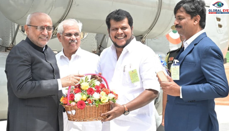 ஈரோடு வருகை தந்த குடியரசுத் துணைத் தலைவர்! பூங்கொத்து கொடுத்து வரவேற்ற அமைச்சர் விஜய் பாலாஜி!