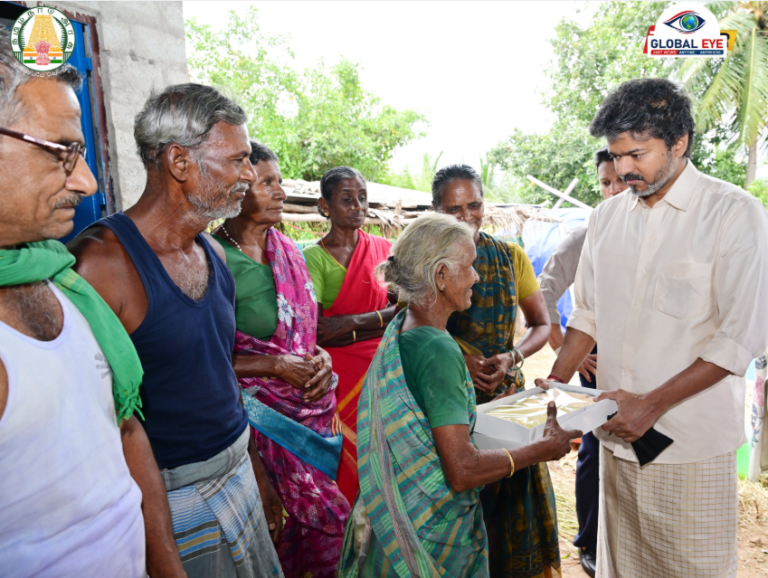 “இவர்தான் மக்களின் முதல்வர்!” – விவசாயி இல்லத்திற்கு நேரில் சென்று நலம் விசாரித்து வேட்டி, சேலை வழங்கிய முதலமைச்சர் விஜய்!