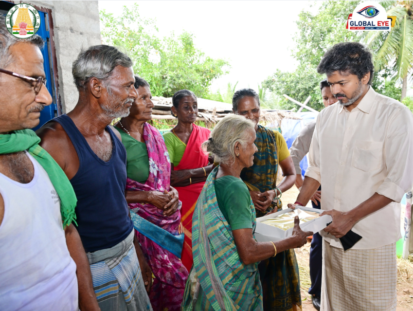 “இவர்தான் மக்களின் முதல்வர்!” – விவசாயி இல்லத்திற்கு நேரில் சென்று நலம் விசாரித்து வேட்டி, சேலை வழங்கிய முதலமைச்சர் விஜய்!