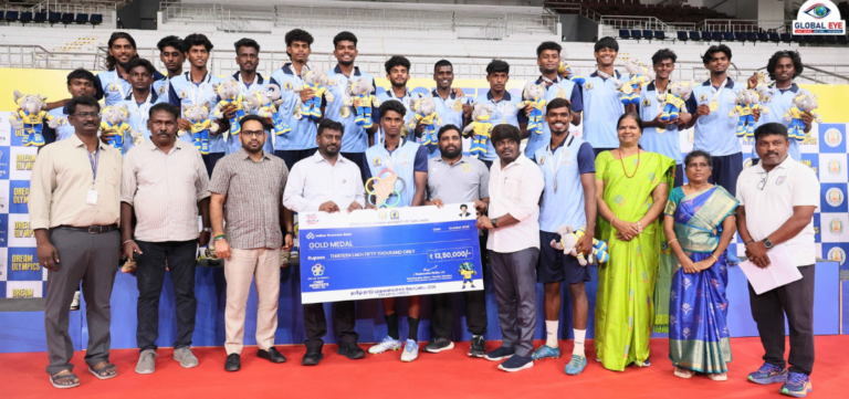 முதலமைச்சர் கோப்பை விளையாட்டுப் போட்டிகள் 2026: கல்லூரி மாணவர்களுக்கான கால்பந்து போட்டியில் வெற்றி பெற்றவர்களுக்குப் பரிசுகளை வழங்கிச் சிறப்பித்தார் அமைச்சர் ராஜ்மோகன்!