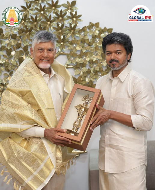 விஜயவாடாவில் ஆந்திர முதலமைச்சர் சந்திரபாபு நாயுடுவுக்கு மாண்புமிகு முதலமைச்சர் திரு. ச. ஜோசப் விஜய் பொன்னாடை அணிவித்து நினைவுப் பரிசு வழங்கினார்