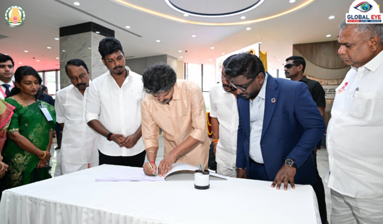 அறிவுச் சுடரை ஏற்றி வைத்து வரலாற்றுப் பதிவேட்டில் முதல் கையொப்பம்!