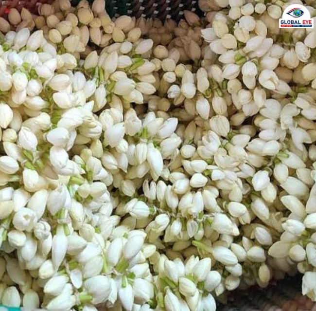 ஆயுத பூஜை மற்றும் சரஸ்வதி பூஜை கொண்டாட்டங்களால் தமிழகத்தில் பூக்களின் விலை உச்சத்தைத் தொட்டுள்ளது!