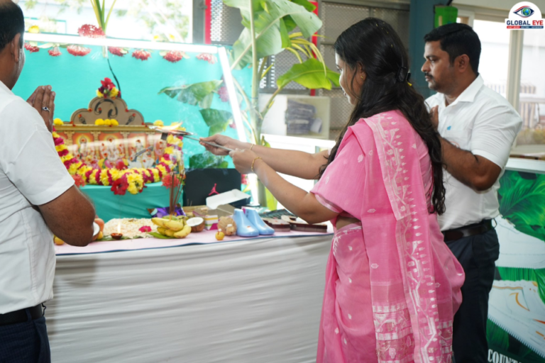 பர்கூர் சிப்காட்டில் கோலாகலமாகத் கொண்டாடப்பட்ட ஆயுத பூஜை: தொழிலாளர்களின் உழைப்பைப் போற்றிய அமைச்சர் கீர்த்தனா !